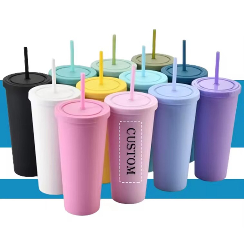 Разнообразные индивидуальные пластиковые тумблеры с соломинкой Разнообразные индивидуальные пластиковые тумблеры с соломинкой