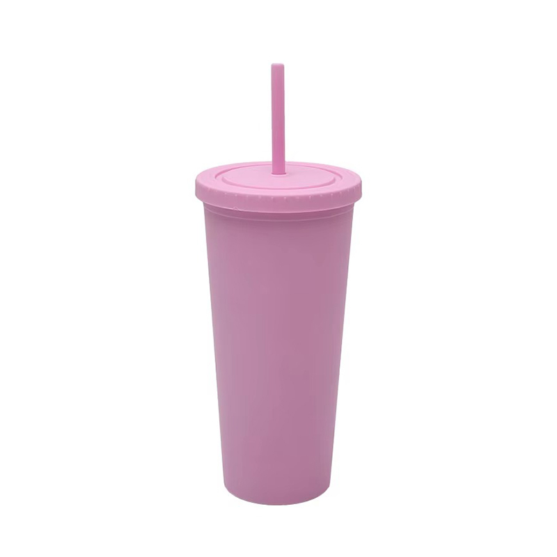 Разнообразные индивидуальные пластиковые тумблеры с соломинкой