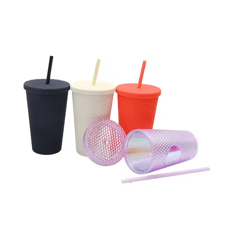 Блестящий пластиковый тумблер с крышкой и соломой