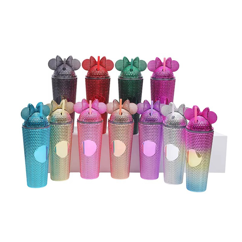 Алмазные заклепки складывают пластиковый тумблер